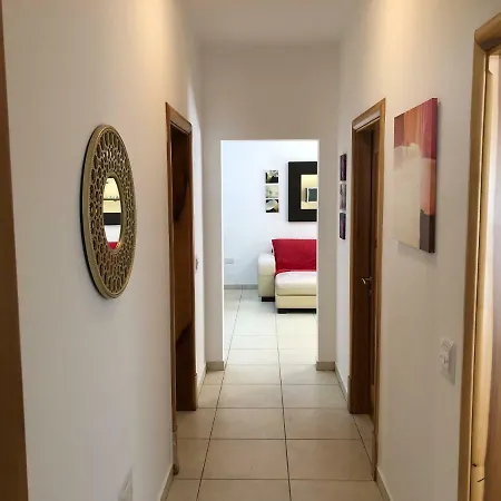 Modern And Bright 3 Bedroom With Pool