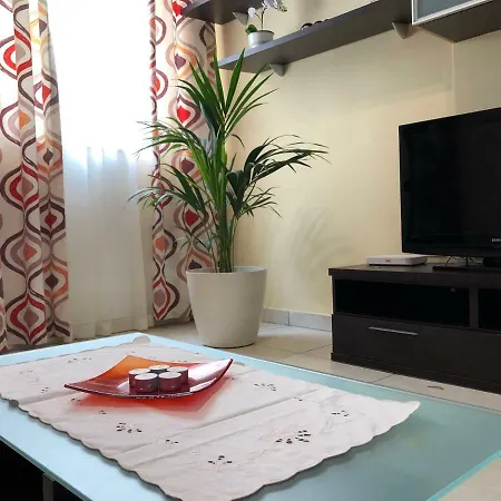Modern And Bright 3 Bedroom With Pool דירה *