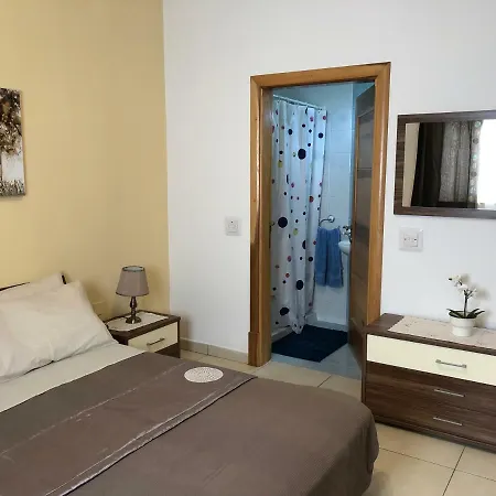Modern And Bright 3 Bedroom With Pool Apartment *
