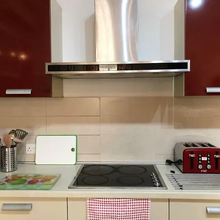 Modern And Bright 3 Bedroom With Pool *