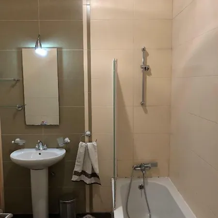 Modern And Bright 3 Bedroom With Pool